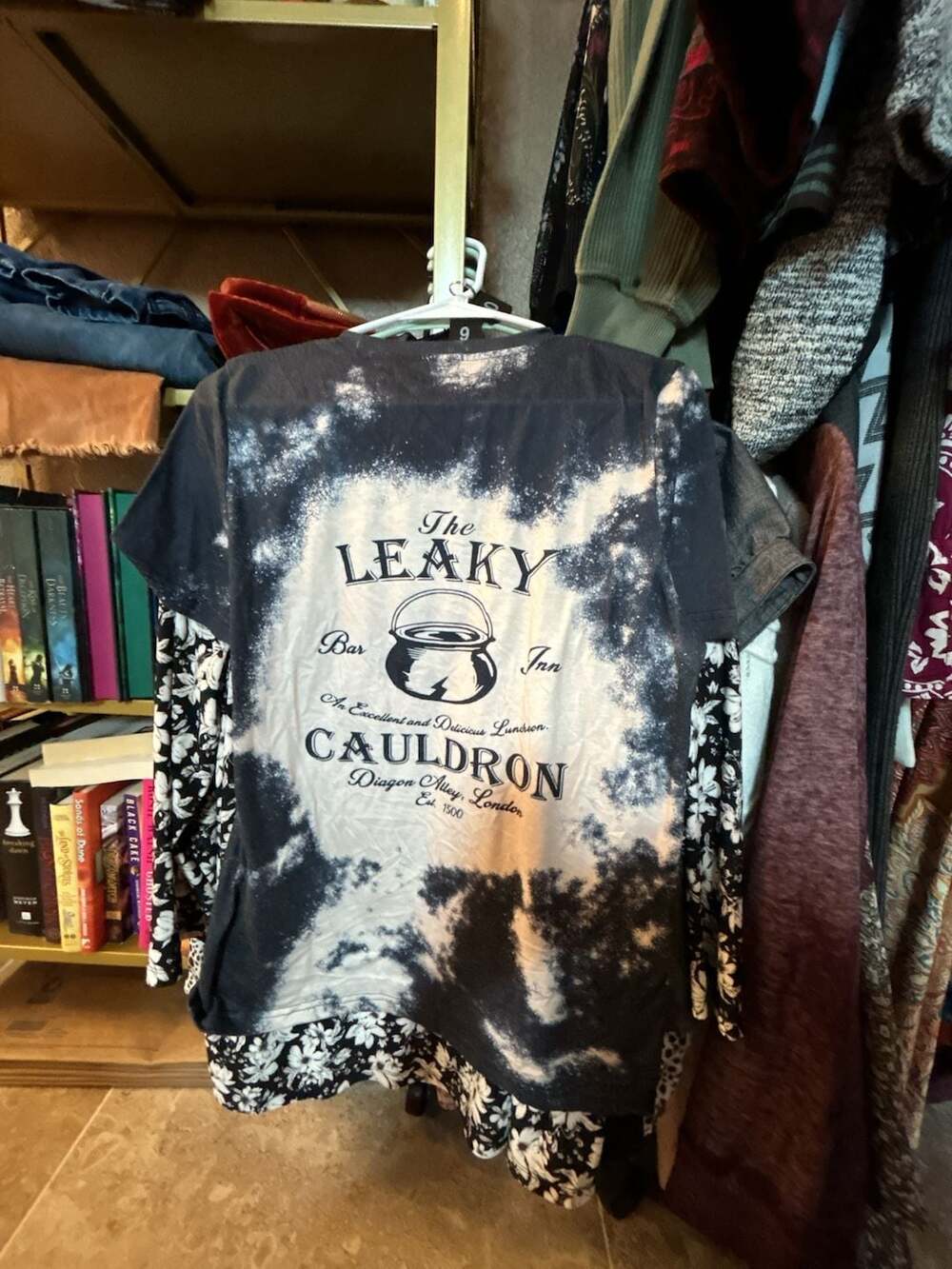Harry Potter The Leaky Cauldron T-Shirt Size M Black Tie Dye Graphic - Picture 2 of 3